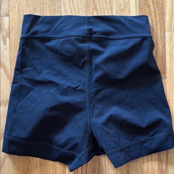 On Running S Black booty short Athletic Shorts with Compression Fit, great cond - Picture 2 of 3